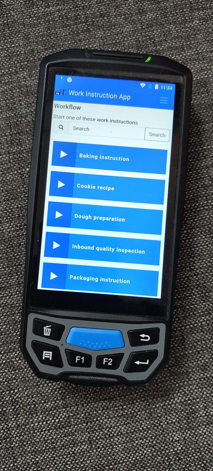 Medewerker volgt een digitale werkinstructie op de smartphone